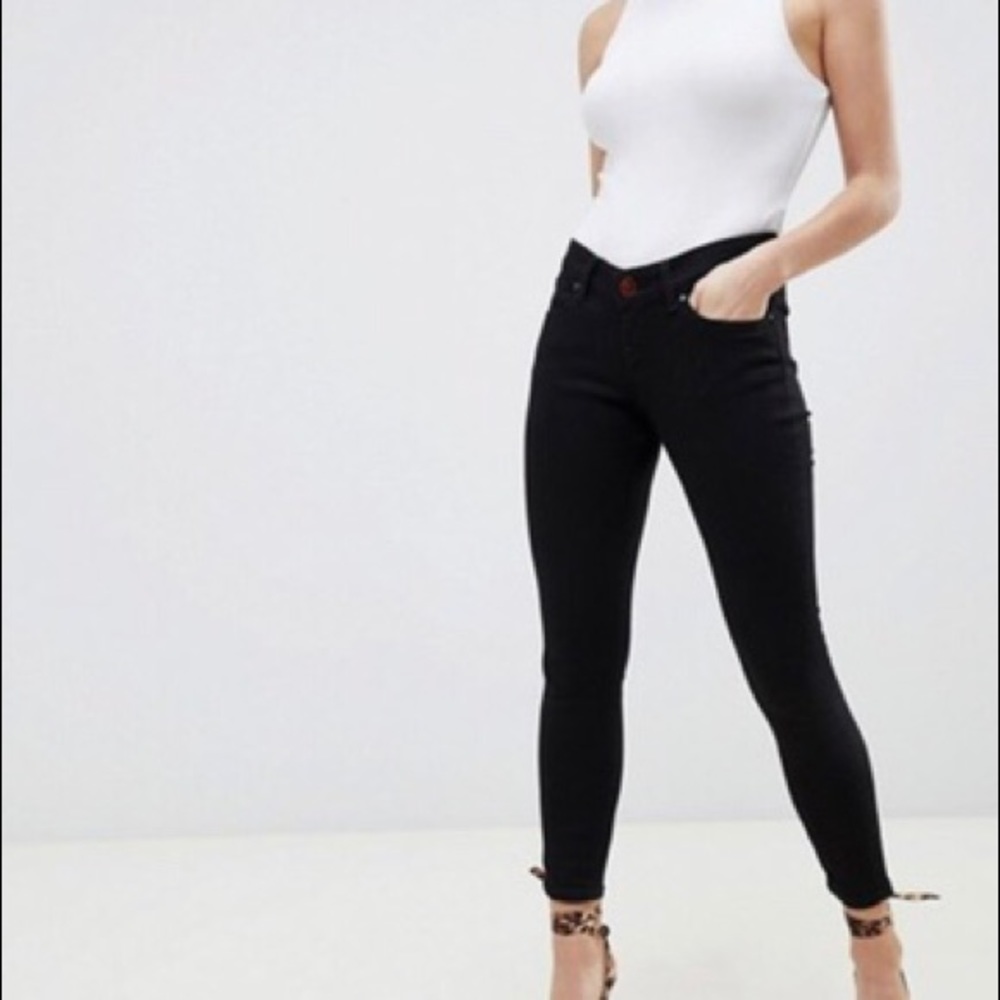 low rise skinny jeans in clean black 
W30L26